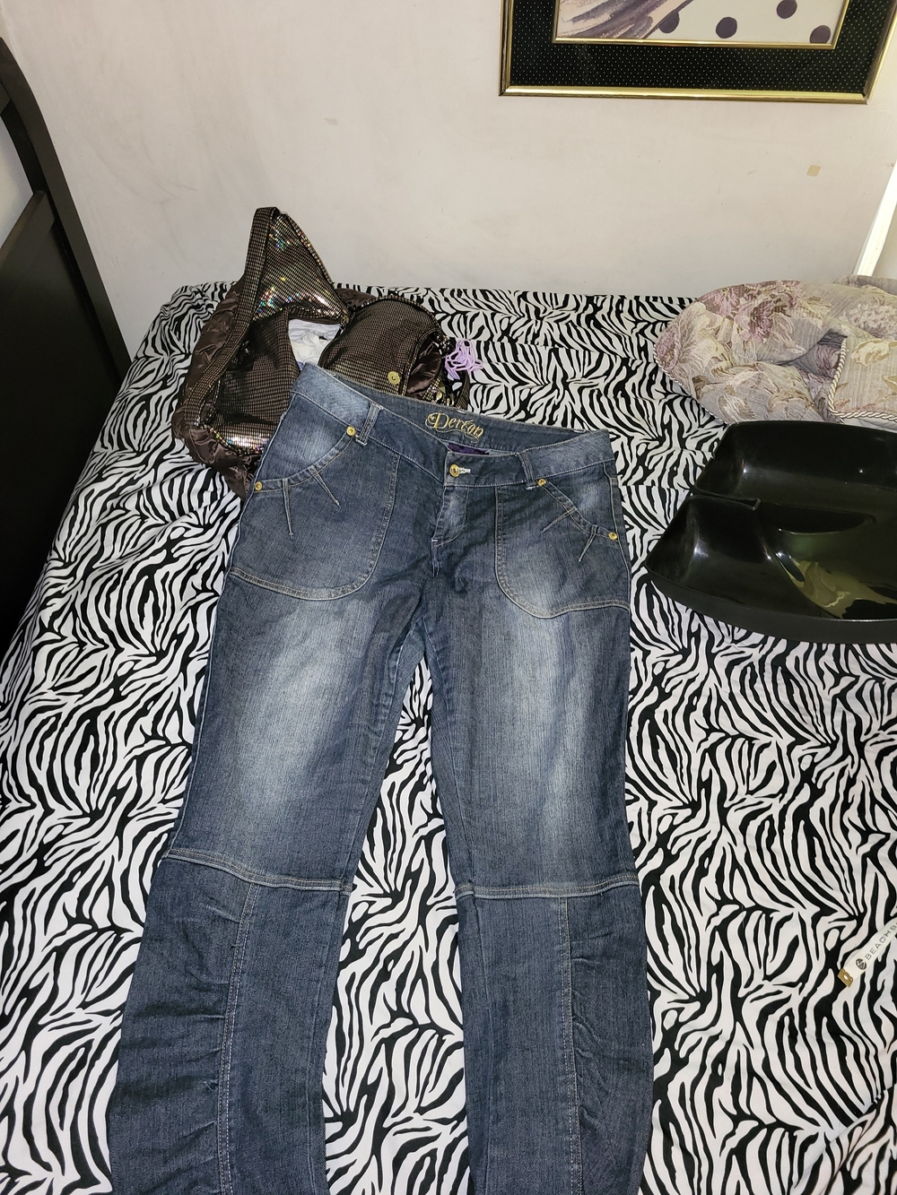 Y2K Dereon Denim Jeans with gold hardware and zebra print on back pockets - Picture 10 of 10
